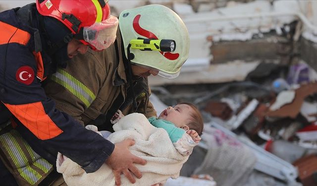 Hatay'da anne ve 6 aylık bebeği depremden 29 saat sonra enkazdan sağ çıkarıldı