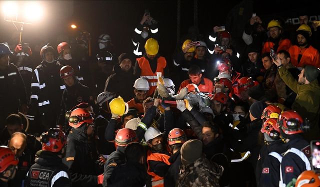 141 ile 163'üncü saatler arasında en az 41 kişi ekiplerce kurtarıldı