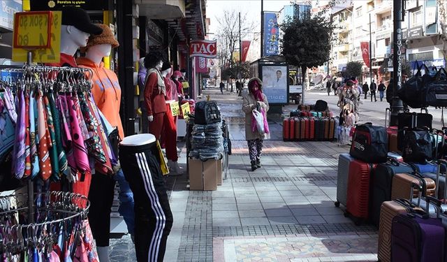 Malatya'da esnaf normalleşmek için kepenk açmaya başladı