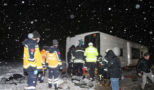 Tokat'ta yolcu otobüsünün devrilmesi sonucu 1 kişi öldü, 15 kişi yaralandı