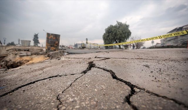 Hatay merkezli depremde bazı yol ve köprüler zarar gör