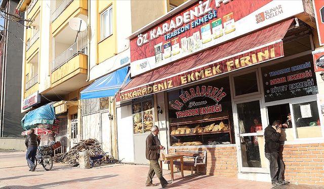 Depremin merkez üssü Kahramanmaraş'ta esnaf dükkanlarını açmaya başladı