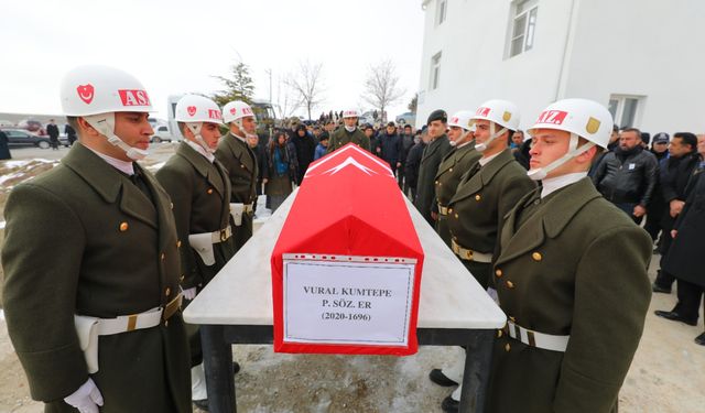 Depremde hayatını kaybeden asker toprağa verildi