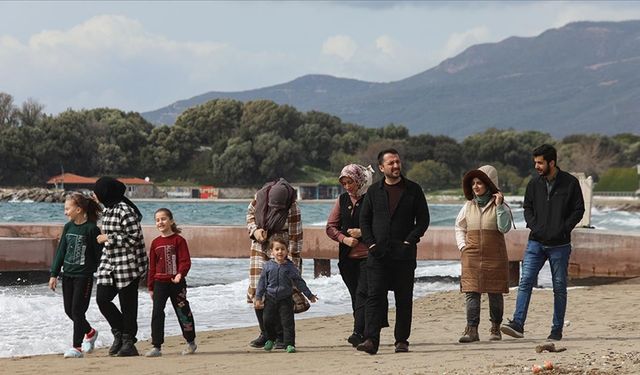 Depremzedelerin yaraları İzmir'deki Mehmetçik kampında sarılıyor