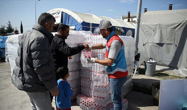 Hatay'da afetzedelere su dağıtımı aralıksız sürüyor