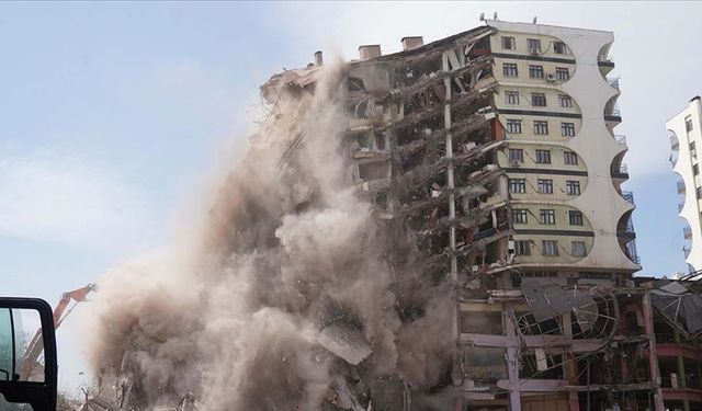 Evi ağır ve orta hasarlı depremzedelerin elektrik ve doğal gaz borçları silindi