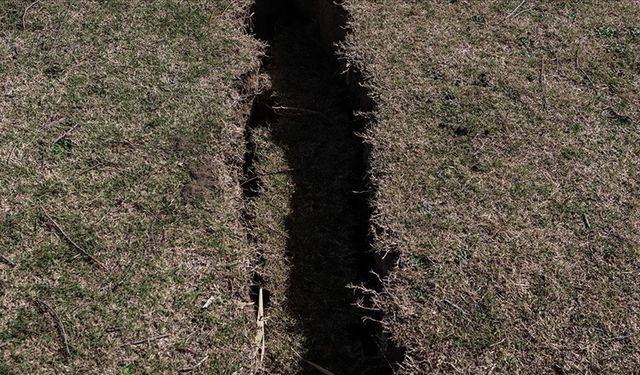 Ceyhan Nehri kıyısındaki köyde depremde oluşan yarık ve çöküntüler dronla görüntülendi