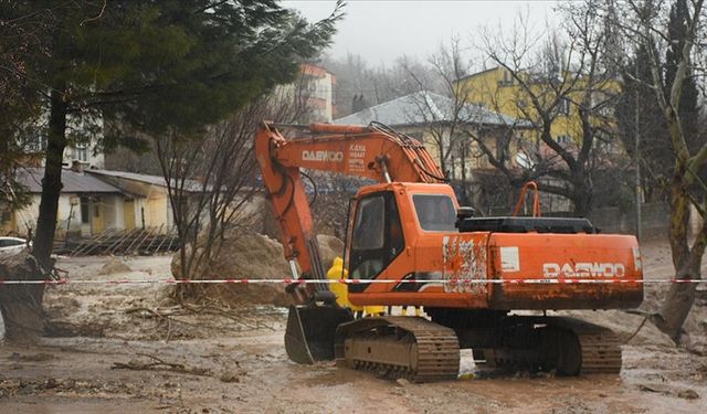 Adıyaman'ın Tut ilçesinde suya kapılan konteynerdeki 1 kişi hayatını kaybetti, 4 kişi kayboldu