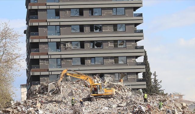 Hatay'da enkaz kaldırma ve yıkım çalışmaları devam ediyor