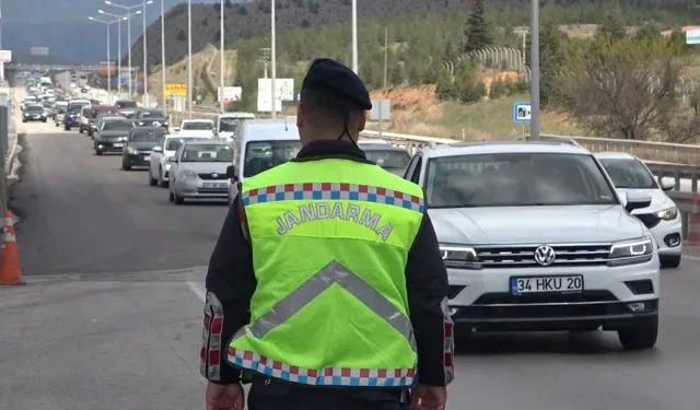 43 ilin geçiş güzergahında trafik yoğunluğu