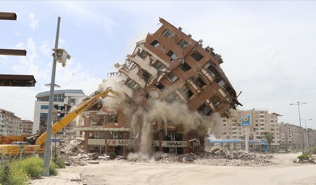 Hatay'da bina yıkım ve enkaz kaldırma çalışmaları 72 mahallede devam ediyor