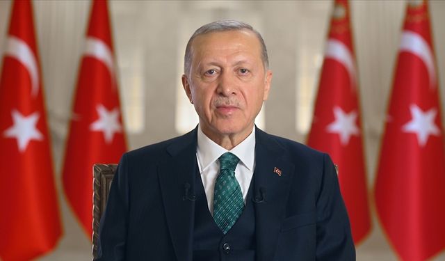 Cumhurbaşkanı Erdoğan: Asrın felaketinin yaralarını devlet-millet el ele vererek asrın dayanışmasıyla sarıyoruz