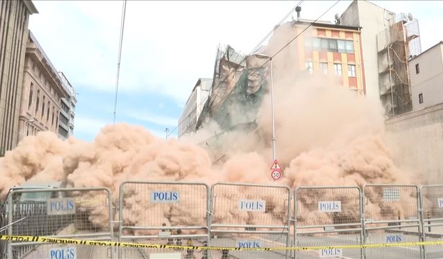 Beyoğlu'nda yıkılma riski bulunan tarihi metruk bina çöktü