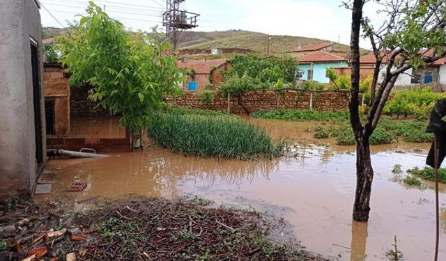 Aksaray’da sel suları bahçe ve evlere zarar verdi