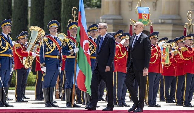 Cumhurbaşkanı Erdoğan, Azerbaycan Cumhurbaşkanı Aliyev tarafından resmi törenle karşılandı