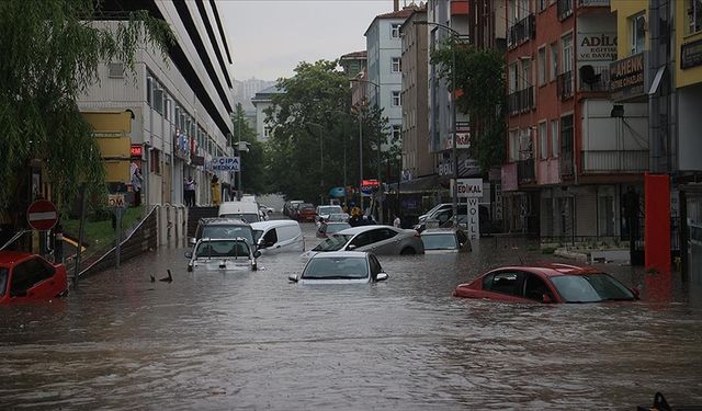 Başkentte sağanak nedeniyle vatandaşlar sürüklenen araçlarda mahsur kaldı