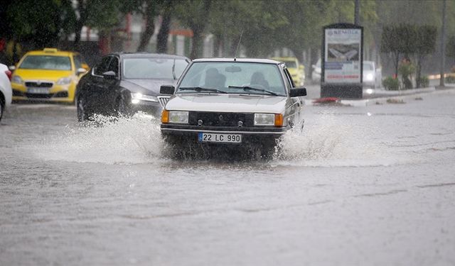 Edirne ve Kırklareli'nde sağanak etkili oluyor