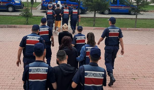 Aksaray’da Jandarma uyuşturucu tacirlerine operasyon yaptı