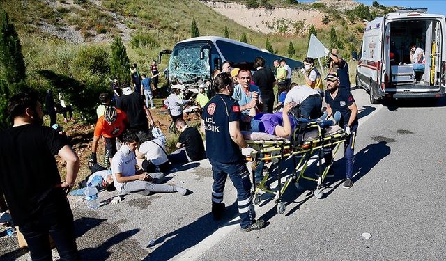 Eskişehir'de şarampole devrilen otobüsteki 35 yolcu yaralandı