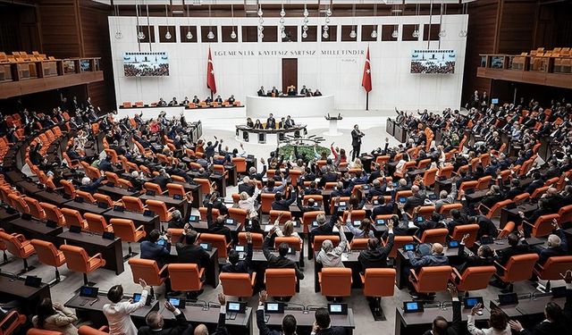 Meclis, memur maaşı ve emekli aylıklarını arttıran düzenlemeyi de içeren kanun teklifi için mesai yapacak