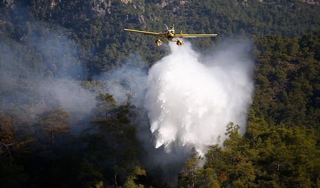 Antalya'nın Kemer ilçesindeki orman yangınına havadan ve karadan müdahale ediliyor