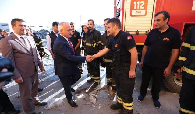 Aksaray Valisi gelir gelmez ayağının tozu ile yangına koştu