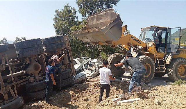 Kahramanmaraş'ta freni boşalan kamyon cenaze için toplanan insanların arasına daldı