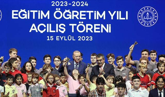 Cumhurbaşkanı Erdoğan: Ücretli öğretmenler ve usta öğreticilerin saatlik ek ders ücretlerinde yüzde 25 artışa gidiyoruz