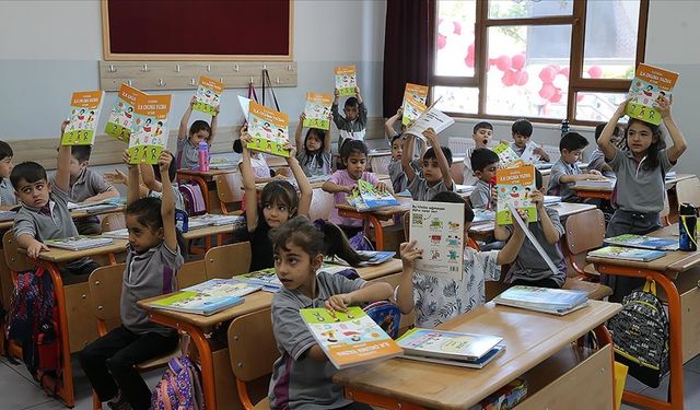 Depremden etkilenen illerdeki okullarda yeni eğitim öğretim yılı başladı