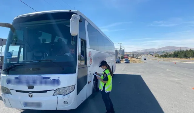 Güncel AKSARAY JANDARMASI YOLCU OTOBÜSLERİNDE DENETİMLERİNİ SÜRDÜRÜYOR