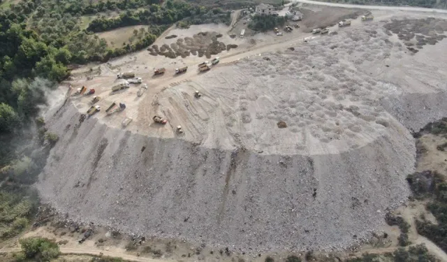 Hatay'da moloz dağları