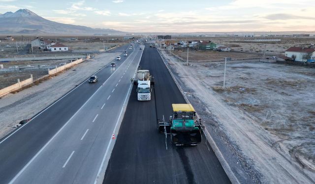 Genişletme Çalışmaları Devam Eden OSB Yolunda Sıçak Asfalt Serimi Başlatıldı.