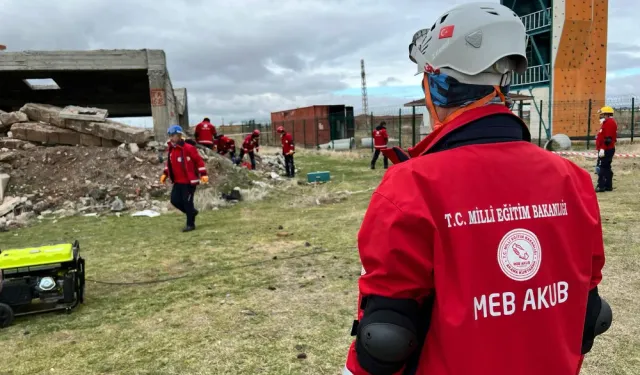 Arama Kurtarma Birliğine katılan 25 öğretmen eğitimlerini tamamlayarak akreditasyon sürecine girdi.