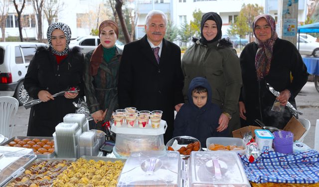 Aksaray Valisi Mehmet Ali Kumbuzoğlu eşi Canan Kumbuzoğlu ile birlikte Hanımeli Pazarı’nı ziyaret etti.