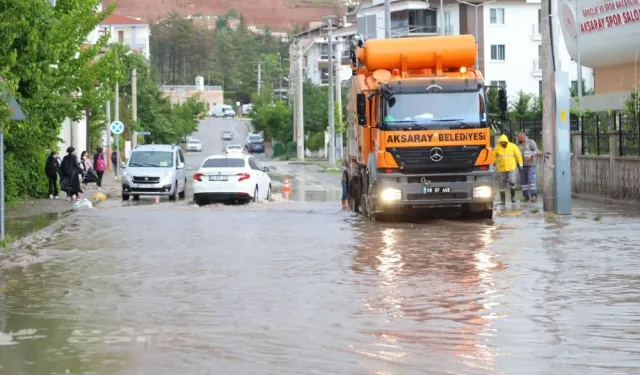 AKSARAY'DA ETKİLİ OLAN DOLU VE SAĞANAK BİR ÇOK YERDE SELE NEDEN OLDU.